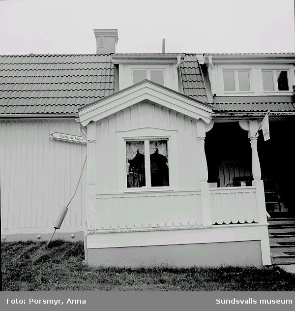 Grönborgska villan från slutet av 1880-talet. Användes som bostadshus fram till 1981, numera för stiftelsen Vänpunkten. Uthus från första hälften av 1800-talet då färgeri fanns på fastigheten.