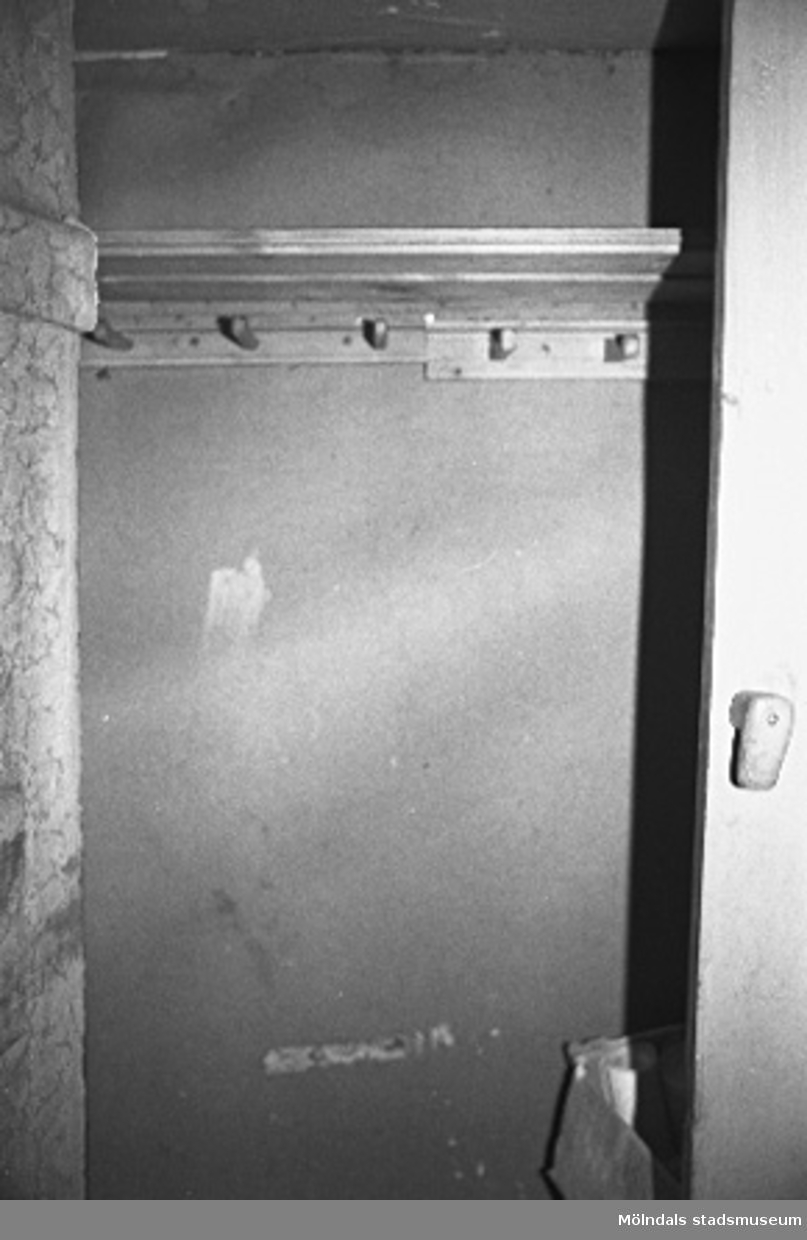 Kvarnfallet 31 i Grevedämmet, hösten 1994. Interiör i fabriksbyggnad. Möjligt förråd. Murvägg med hylla.