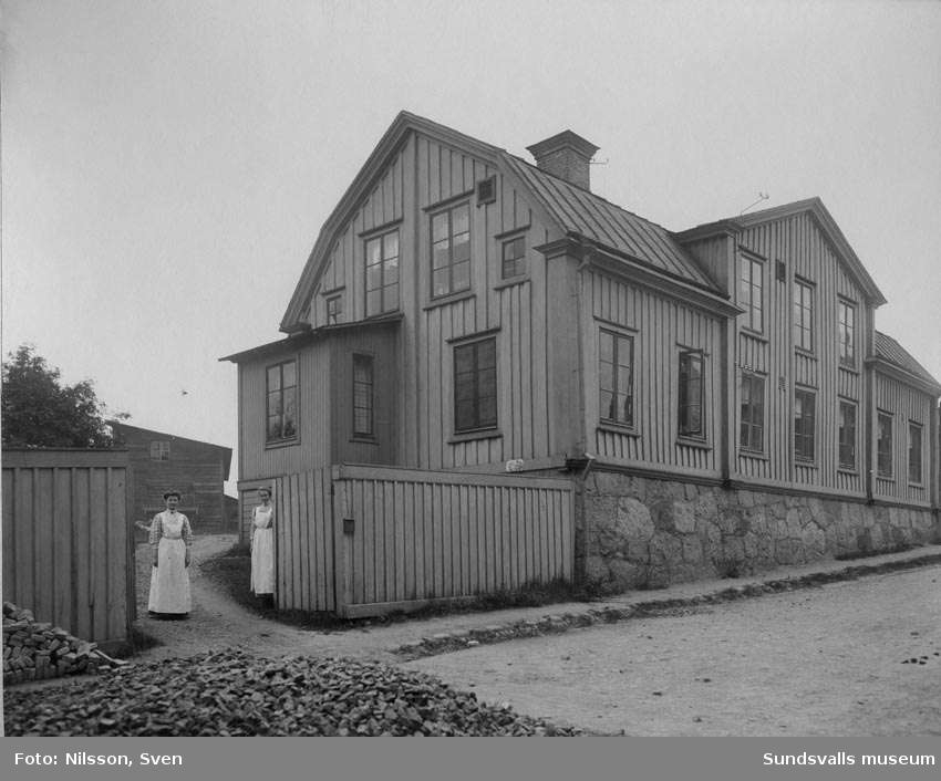 "Kopphuset" gamla epidemiska sjukhuset vid Holmgatan, taget från Grönborgs Bryggeri.