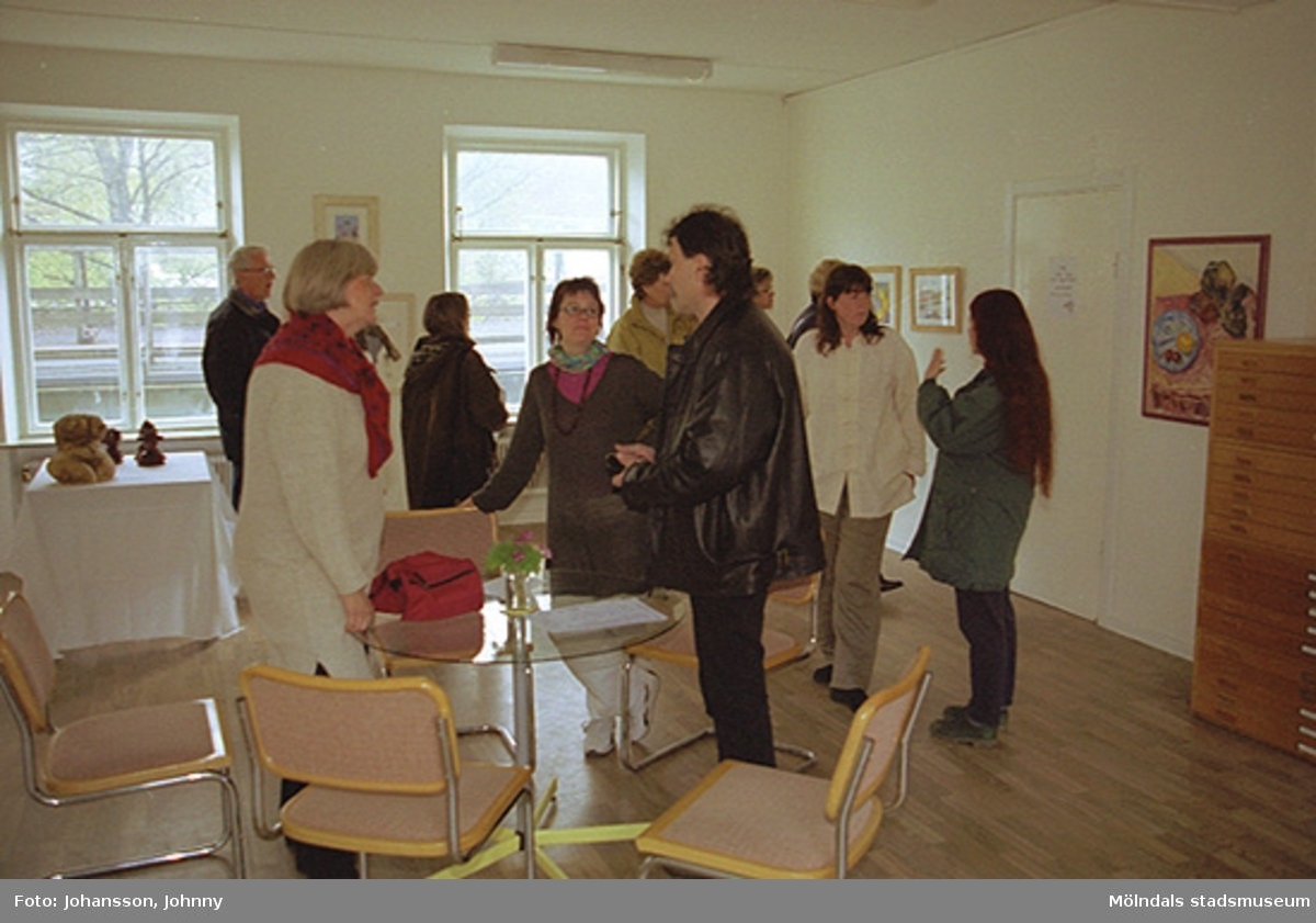 Besökare på Ateljéföreningen Kråkan i Byggnad 213 vid Gamla torget.