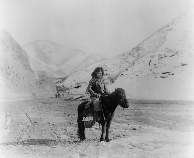 Beriden postförare på linjen Zhangjiakou (Kalgan), Kina - Ualan Bator (Urga), Mongoliet genom Gobiöknen. 1920-talet.