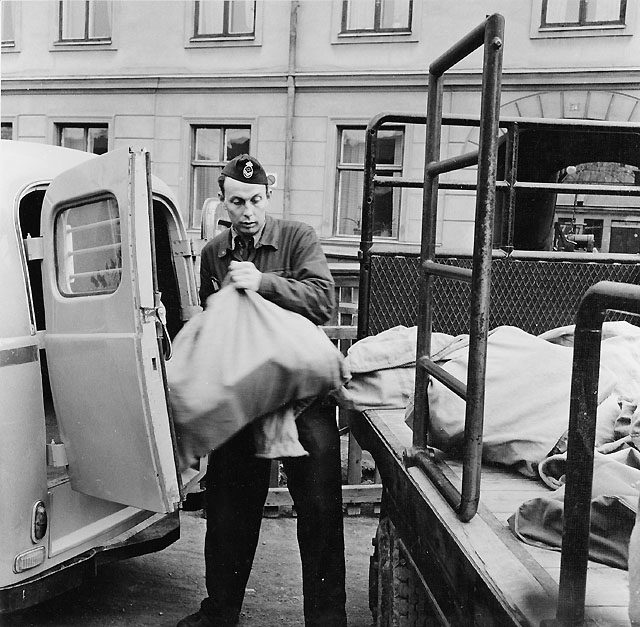 Chaufför Tyko Öst lastar in posten från postkupé 452 vid Eskilstuna
C. omkring kl 07.55 f.v.b. till postkontoret Eskilstuna 1.