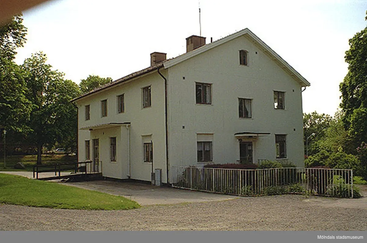 Kontorsbyggnad (Vita villan) i Stretered, sedd från nordost 1998-05-29. Relaterat motiv: 2002_0871 - 0872.