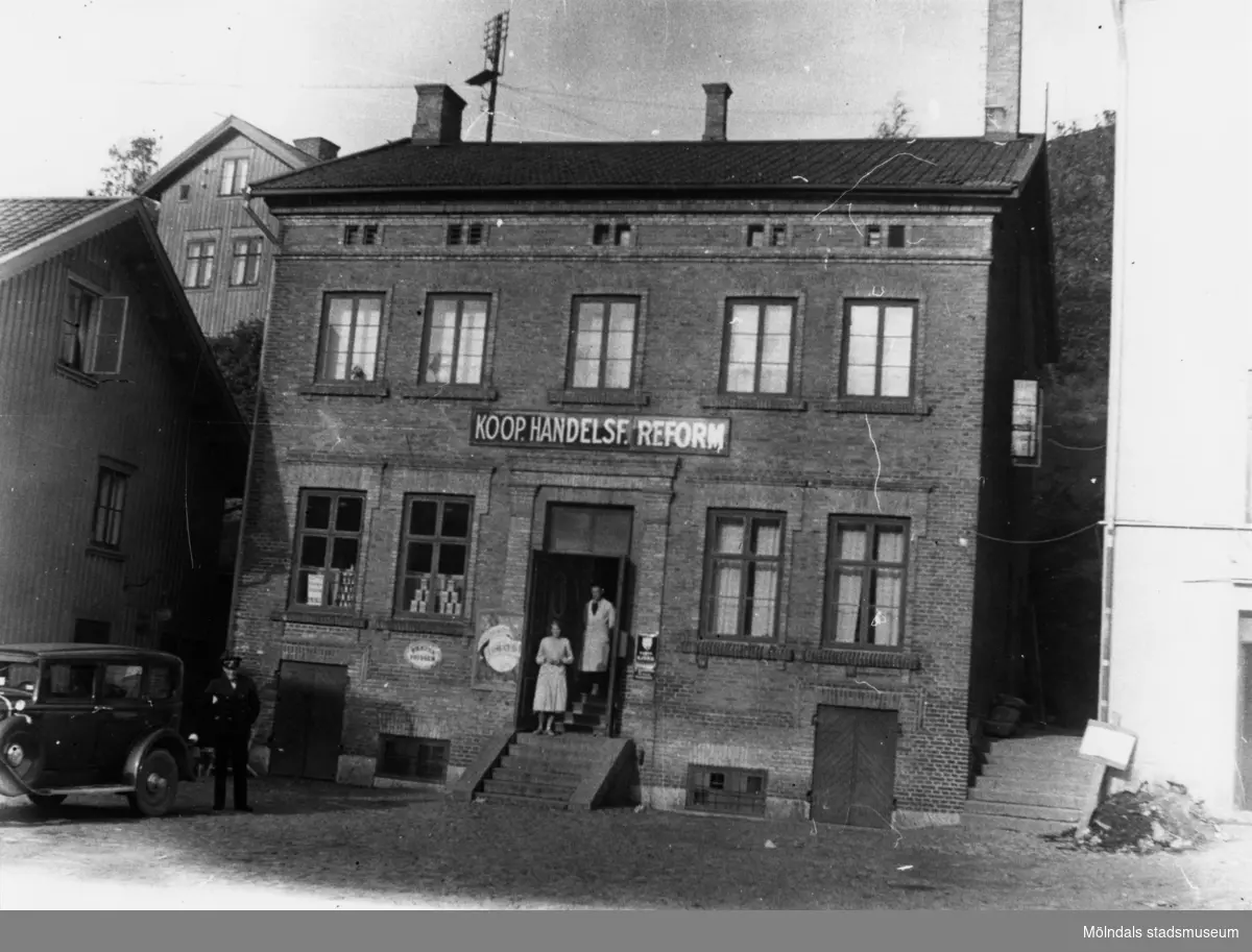 Bilden är tagen omkring 1925 då den kooperativa handelsföreningen Reform hade butik i byggnaden, Kvarnbygatan 41 (idag: Gamla Torget 41). Den blev senare brandstation.