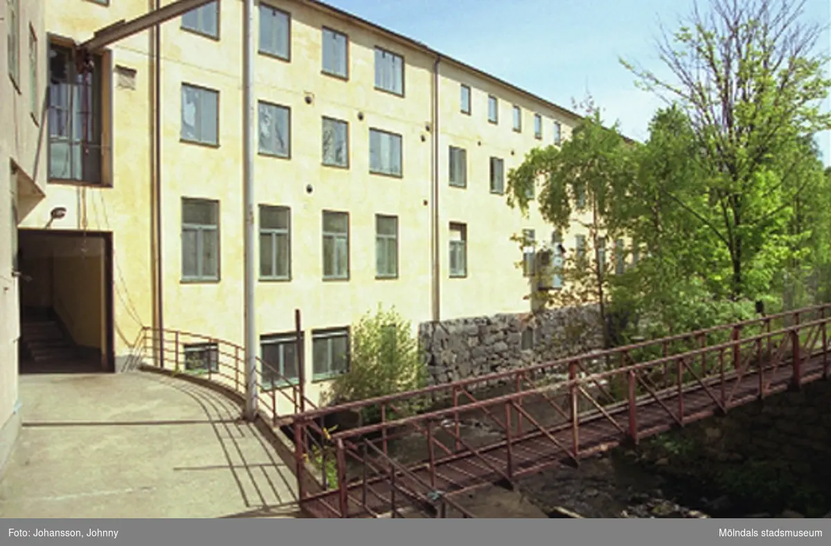 Vy från en cementplattform, på en gångbro över forsen och f.d strumpfabriken "Strumpan" (efter Viktor Samuelsons fabrik), år 2000.