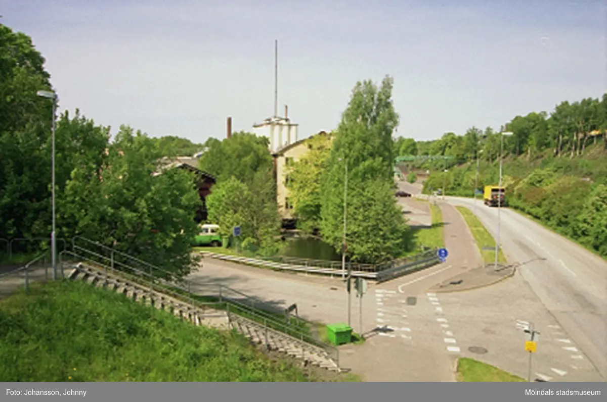 Vy från Stensjögatans bro, över forsen och på f.d strumpfabriken "Strumpan" (efter Viktor Samuelsons fabrik), år 2000. Royens gata går in till vänster, Kvarnbygatan passerar till höger och i bakgrundens mitt skymtar Soabs silotorn.