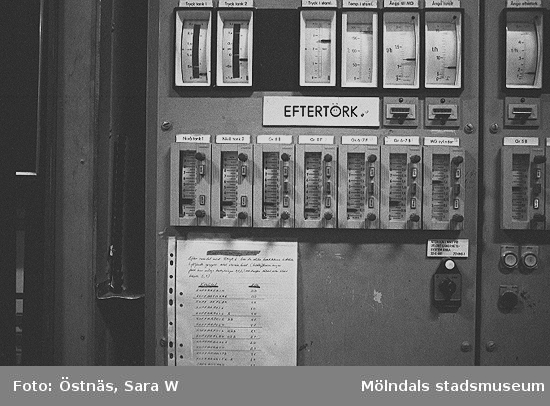 En kontrollpanel, 1980-tal.
Bilden ingår i serie från produktion och interiör på pappersindustrin Papyrus.