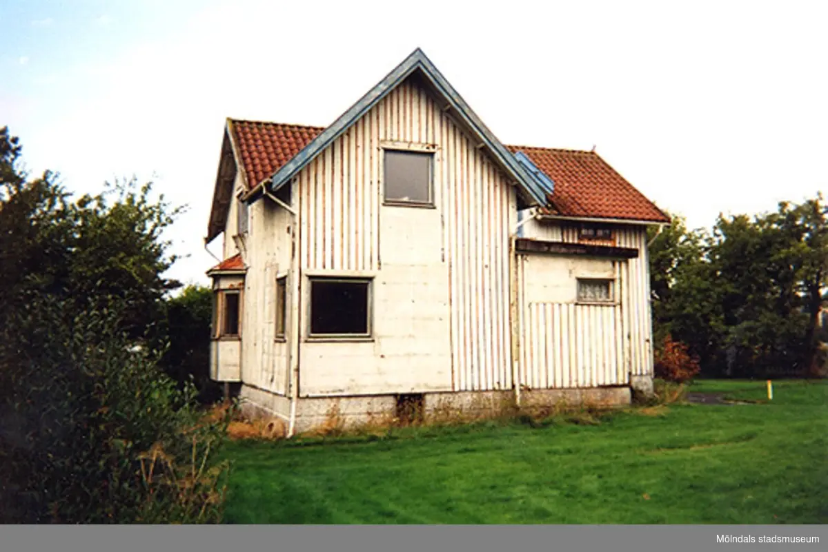 Byggnadsdokumentation av ett bostadshus på Konditorivägen 90, Lindome 5:16, Valåsdalen i Lindome år 1999.