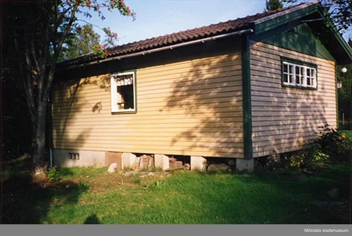 Ett bostadshus. Byggnadsdokumentation av Slätten 6019 (Slättenvägen 55), Hällesåker 3:70, Lindome januari 2000.