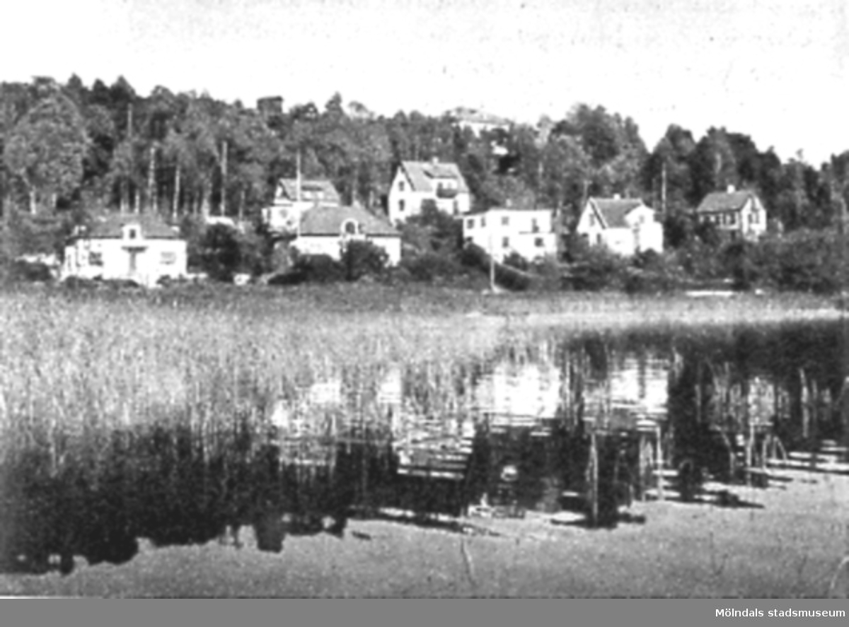 Villor med utsikt över Rådasjön i Helenevik, okänt årtal. Avfotograferad ur "Mölndal 1922 - 1947".