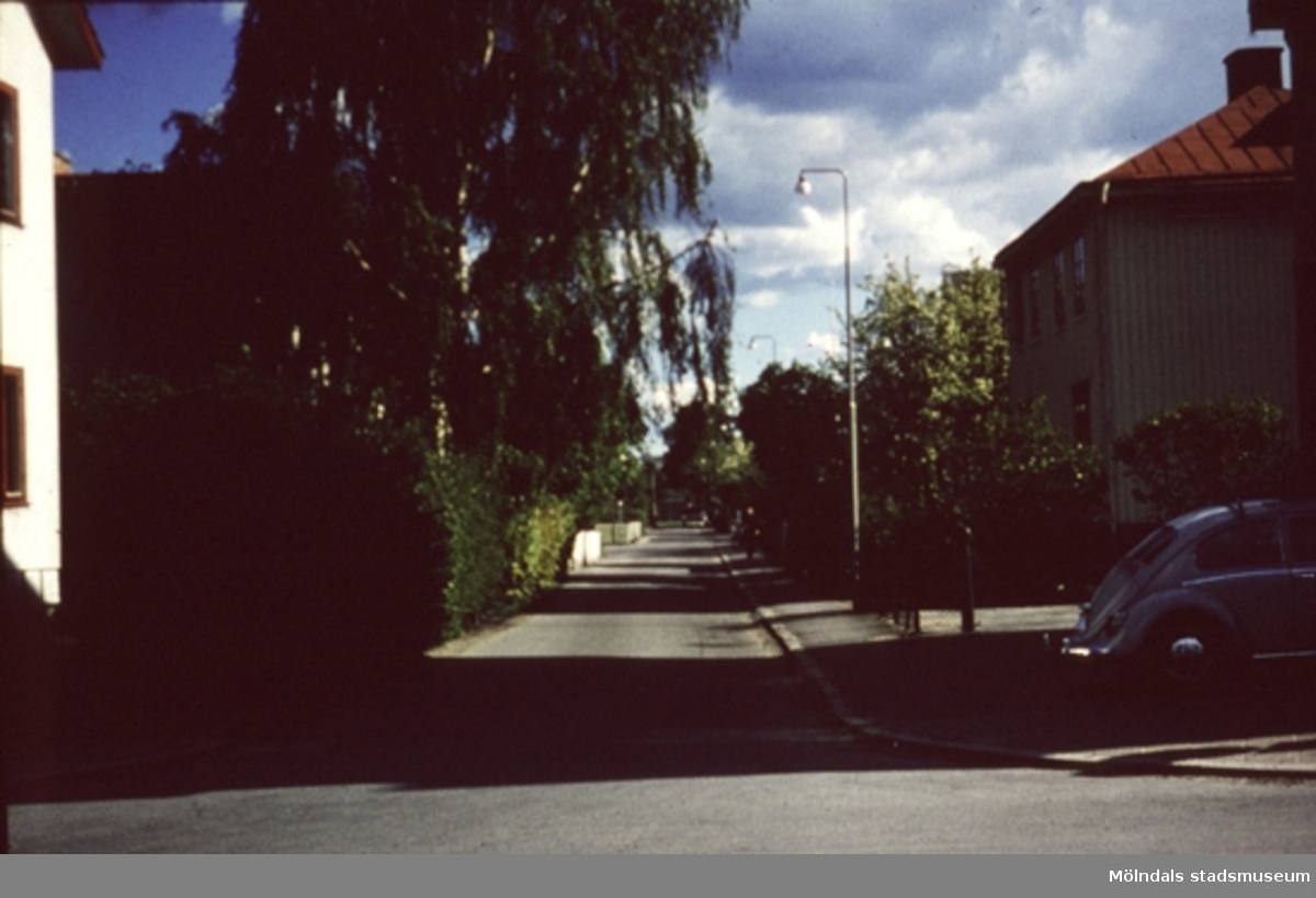 Bostadshus längs Villagatan i Mölndal, år 1971 - 1972.
I huset till höger, bodde i bottenvåningen murare Björkman, med hustru Elsie (syster med frisör Carl Ruppel) och sönerna Bert och Roger. Flyttade sedan till Hulelycksgatan.
Bakom björkarna finns målare Walls hus.