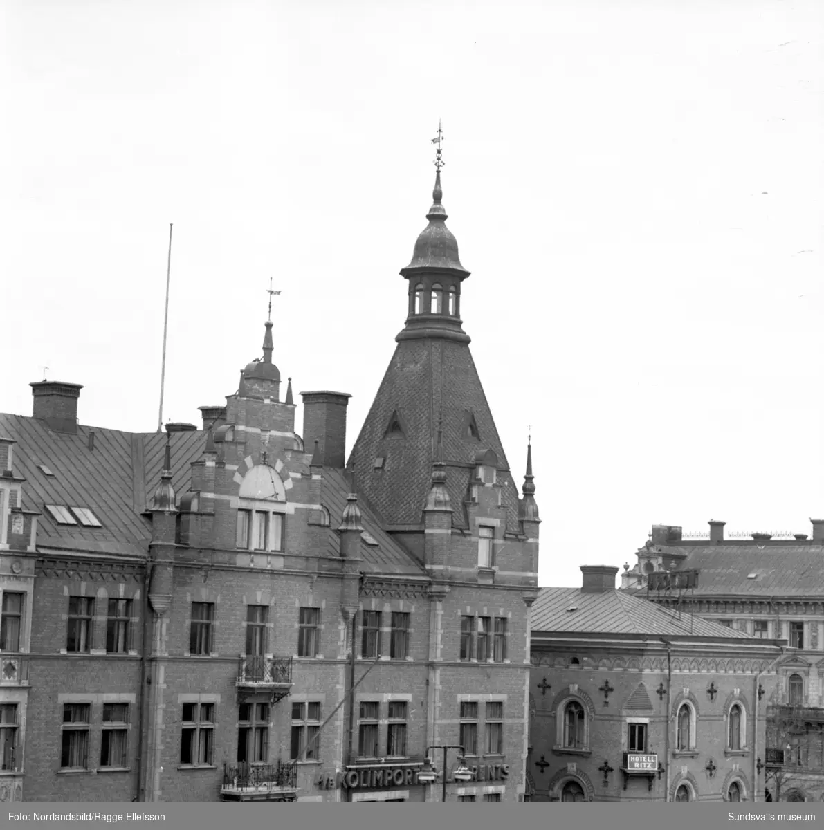 Stora torget och omkringliggande byggnader fotograferade från en balkong på Hirschska huset.