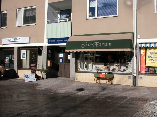 I Sko Forums lokaler i Kvarnsveden utanför Borlänge finns även
Svensk Kassaservice. Verksamheten drivs av paret som äger skoaffären.