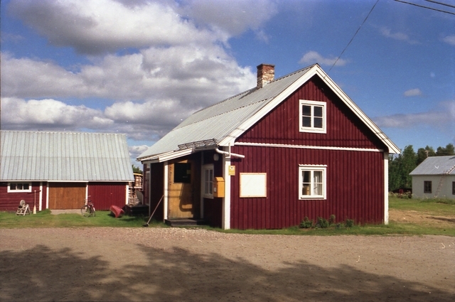 Postkontoret (glesbygdspostställe t.o.m 1985) i Saittarova
inrättades den 2/5 1974 efter att ha varit postombud. Ortsadressen
har efter poststationens indragning 1/12 1968 varit Tärandö.