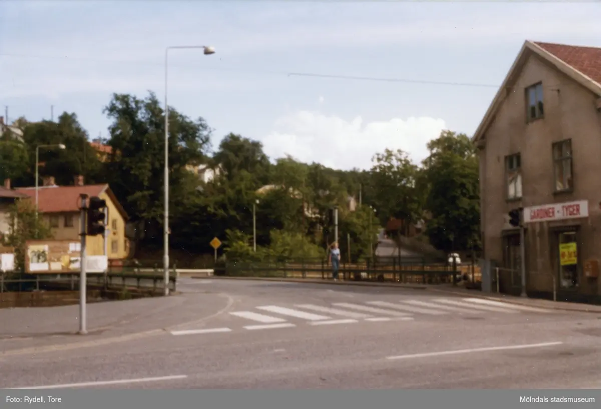 Mölndals Kvarnby på 1970-talet. Vy från Kvarnbygatan mot Forsebron. Till vänster ses huset Götaforsliden 4. Till höger ses huset Kvarnbygatan 4.