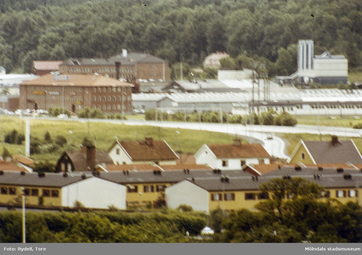 Vy över bostadsbebyggelse i Brännås mot byggnader i Åbro industriområde. Mölndal på 1970-talet.