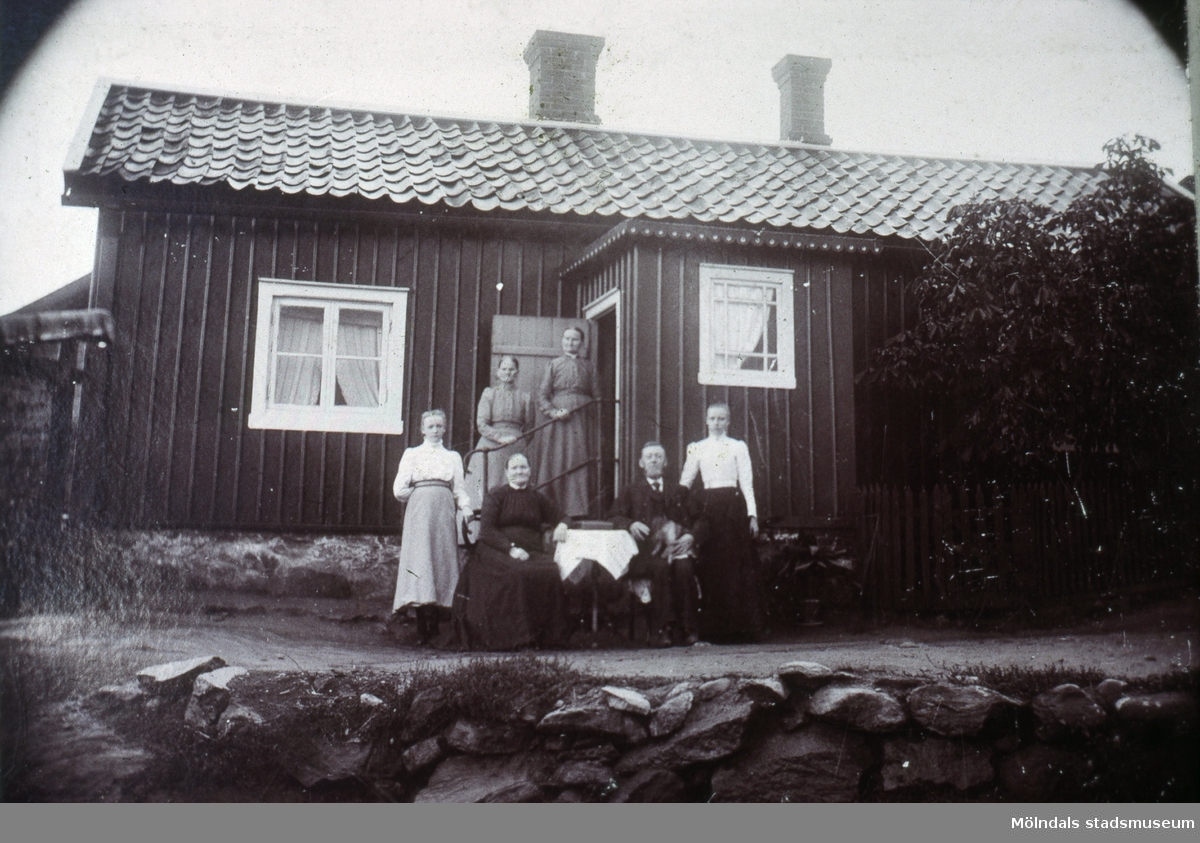 Roten M 30 i Mölndals Kvarnby före ombyggnaden. På bilden ses Karl Rudolf Mattsson med hustrun Helena samt döttrarna Hedvig och Anna. Hedvig blev senare gift Gahrn.