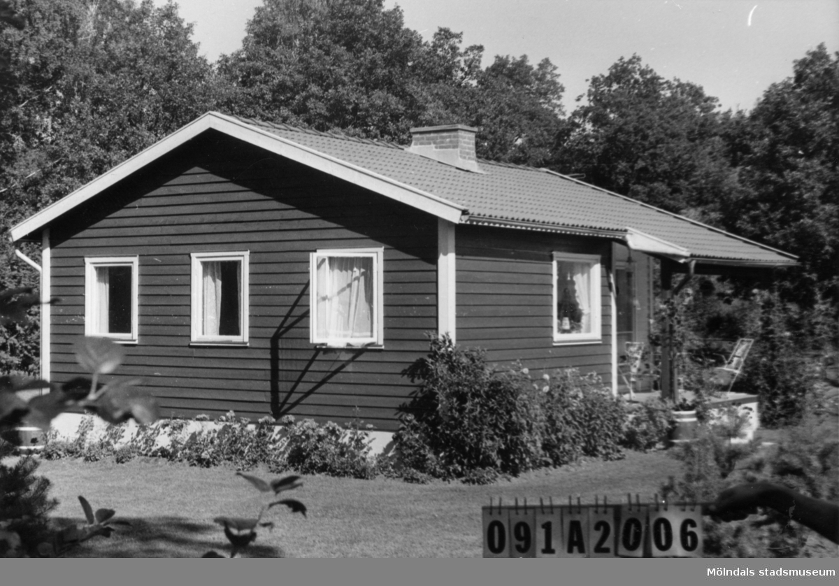 Byggnadsinventering i Lindome 1968. Hällesåker 4:48.
Hus nr: 091A1006.
Benämning: fritidshus och redskapsbod.
Kvalitet, fritidshus: mycket god.
Kvalitet, redskapsbod: god.
Material: trä.
Tillfartsväg: framkomlig.
Renhållning: soptömning.