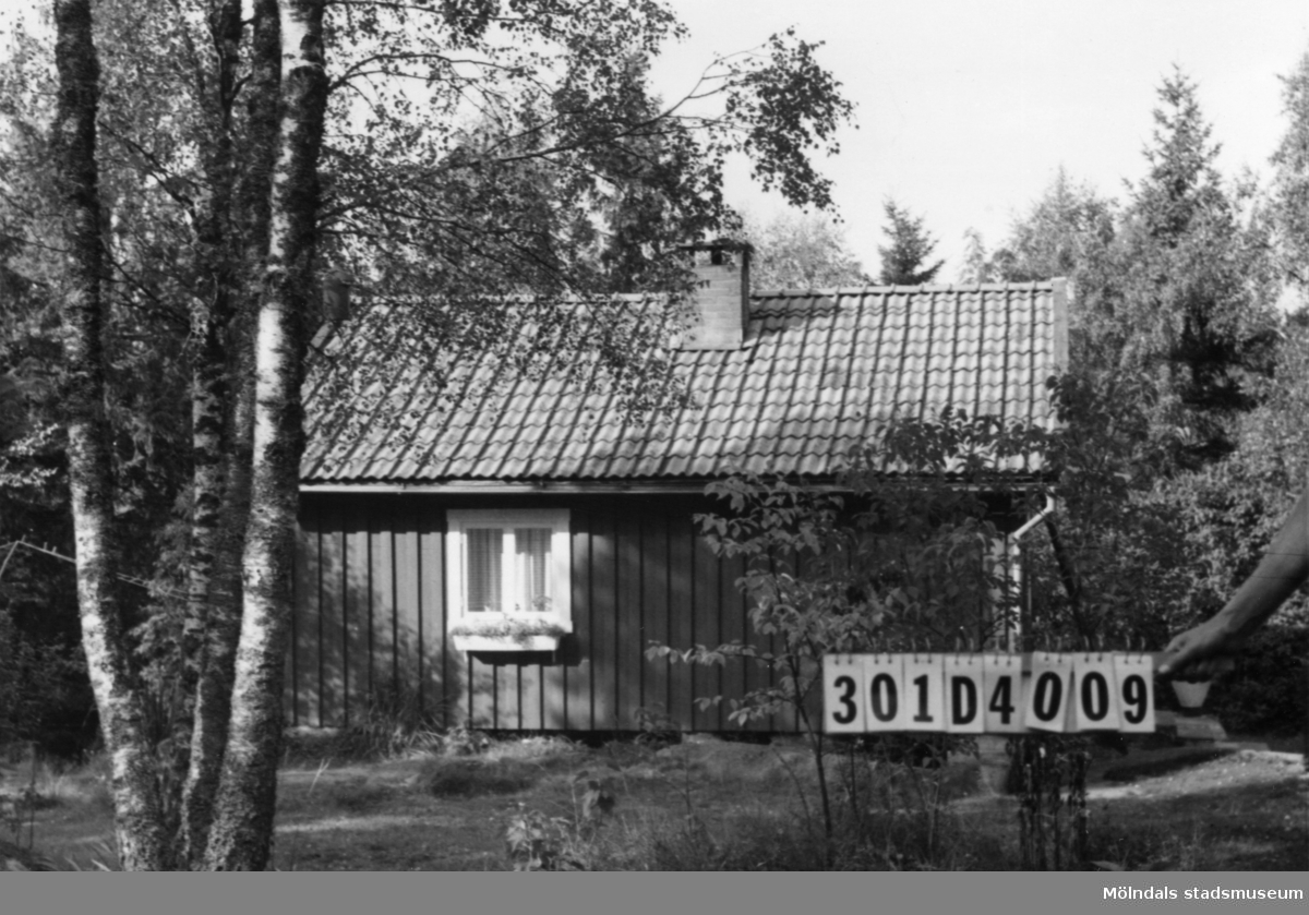 Byggnadsinventering i Lindome 1968. Inseros 1:44.
Hus nr: 301D4009.
Benämning: fritidshus och redskapsbod.
Kvalitet: god.
Material: trä.
Övrigt: lekstuga.
Tillfartsväg: framkomlig.
Renhållning: soptömning.