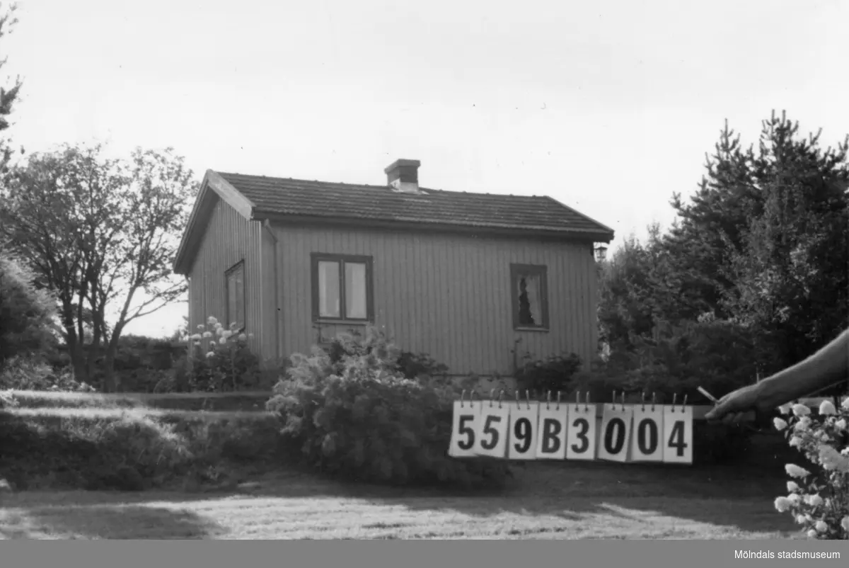 Byggnadsinventering i Lindome 1968. Torkelsbohög 1:18.
Hus nr: 559B3004.
Benämning: fritidshus och redskapsbod.
Kvalitet: god.
Material: trä.
Tillfartsväg: framkomlig.