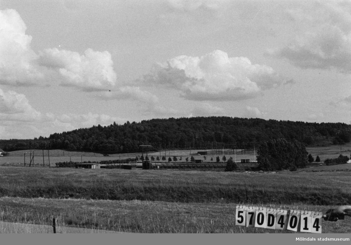 Byggnadsinventering i Lindome 1968. Sinntorp.
Hus nr: 570D4014.
Benämning: idrottsplats och fem skjul.
Kvalitet: god, mindre god.
Material: trä.
Tillfartsväg: framkomlig.