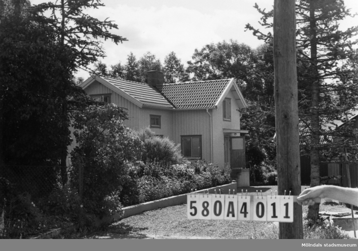 Byggnadsinventering i Lindome 1968. Hassungared 1:12.
Hus nr: 580A4011.
Benämning: permanent bostad och ladugård.
Kvalitet: god.
Material: trä.
Tillfartsväg: framkomlig.
