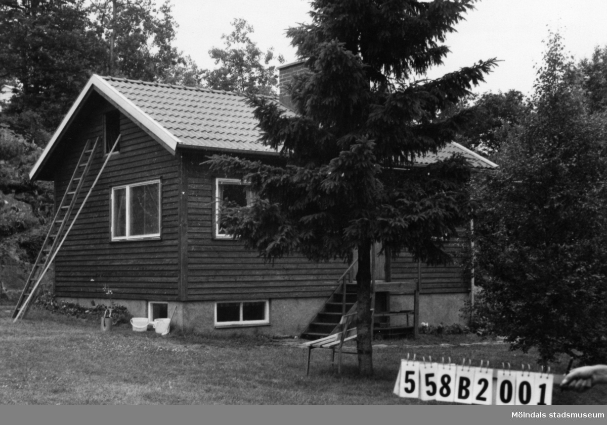 Byggnadsinventering i Lindome 1968. Kimmersbo 1:31.
Hus nr: 558B2001.
Benämning: fritidshus.
Kvalitet: mycket god.
Material: trä.
Tillfartsväg: framkomlig.
Renhållning: soptömning.
