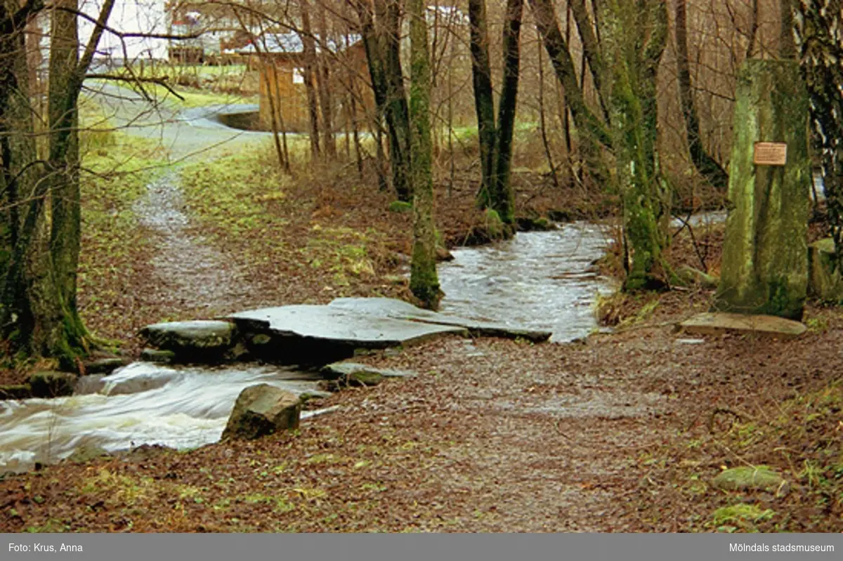 Flabäcken - en bäck som ligger i Flabäck. Gränsen mellan Kållered och Lindome går i bäcken. Här hölls fredsförhandlingar på 1500 - 1600-talen.

Gränsstenen är rest av Kållereds Hembygdsgille. Den resta stenen låg längre upp i bäcken. En av brostenarna kommer från Heljered.