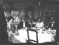 bolig, interiør, stue, kaffebord, hetvinsglass, kakefat, men