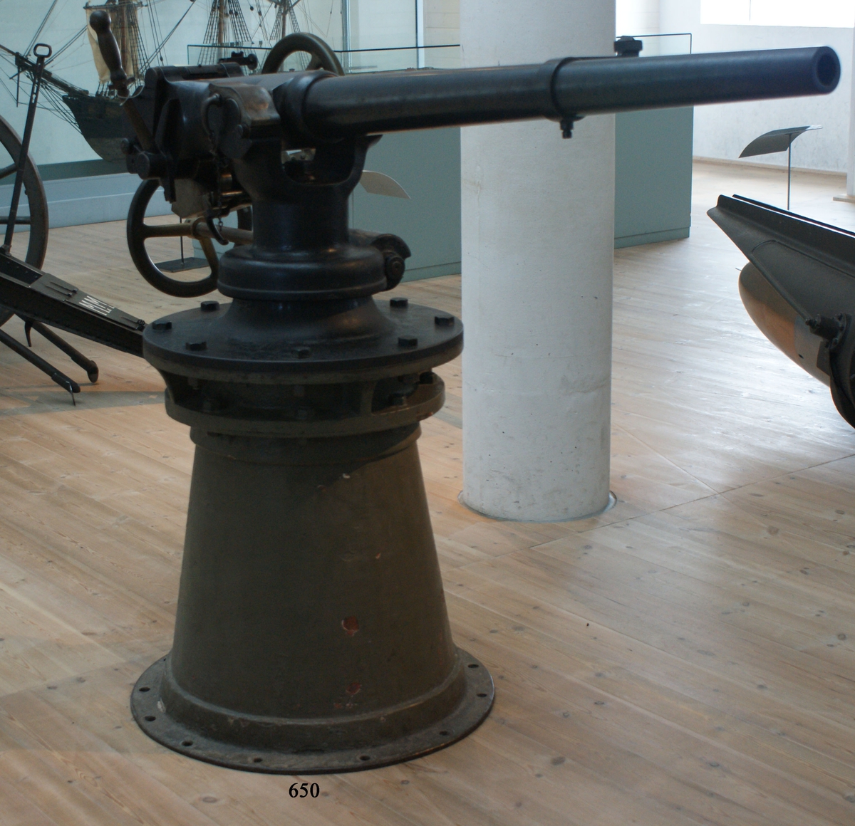 38 mm maskinkanon m/84 med lavett. Kanonen är märkt "Nordenfelt 1 1/2 in. nr 4104. Material: stål med stålmantel.