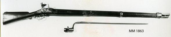 Gevär, 1799 års modell, flintlås, märkt: E 229. Kolven av trä, pipa och mekanism av stål. Beslagen av metall. Pipan slätborrad. Tillhörande bajonett.