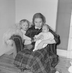 Rut Tellefsen med barn.