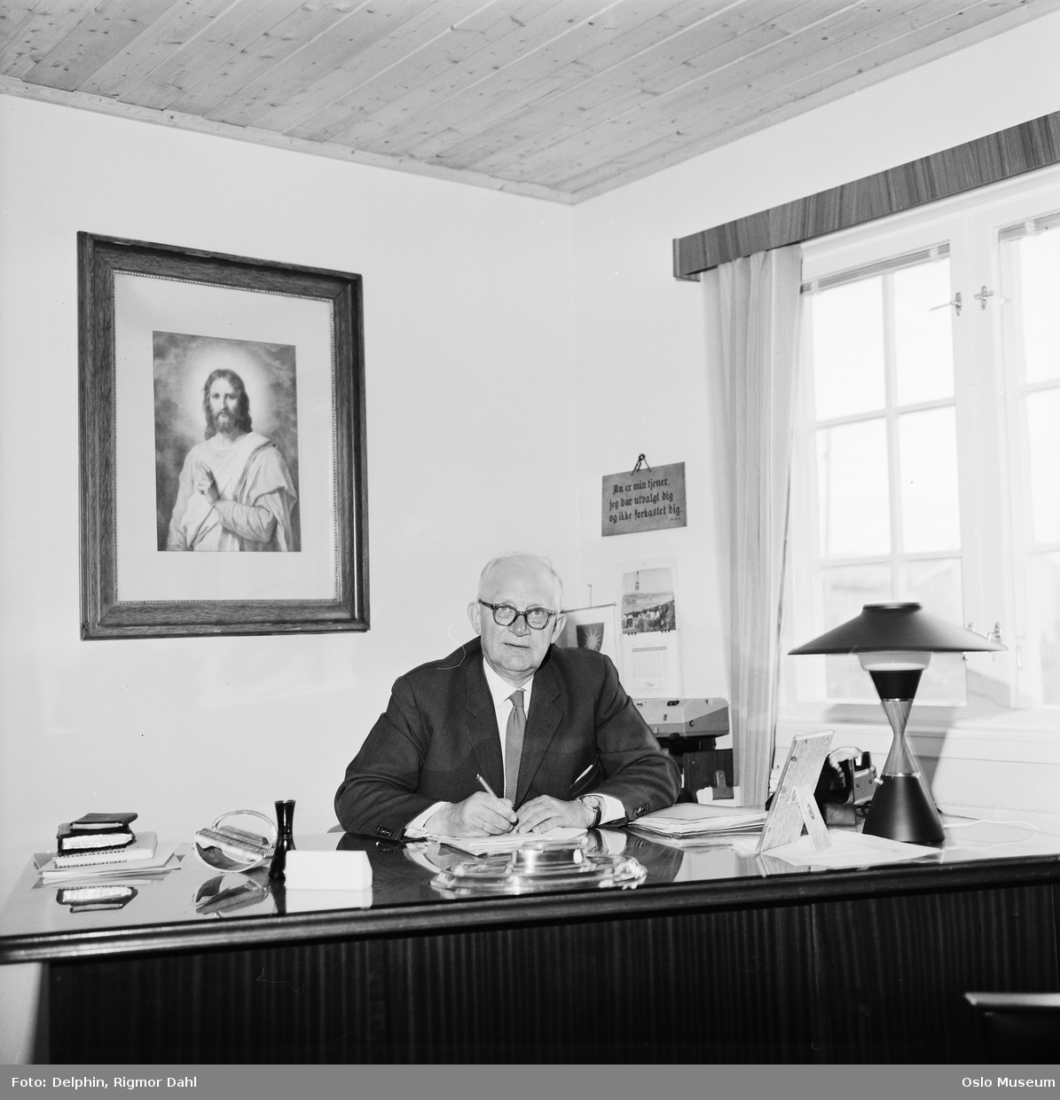 bispekontor, interiør, mann, biskop, sittende halvfigur ved skrivebord