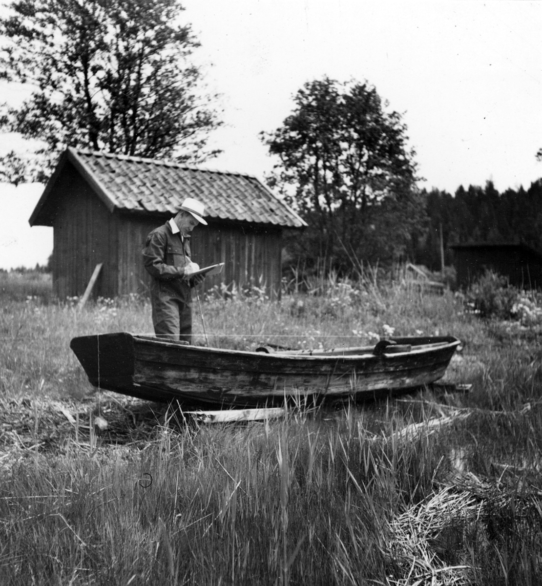 Uppland, Stockholms län, Frötuna skeppslag, Länna socken, Mora by. Konservator Åkerlund mäter en flatbottnad eka, juni 1950