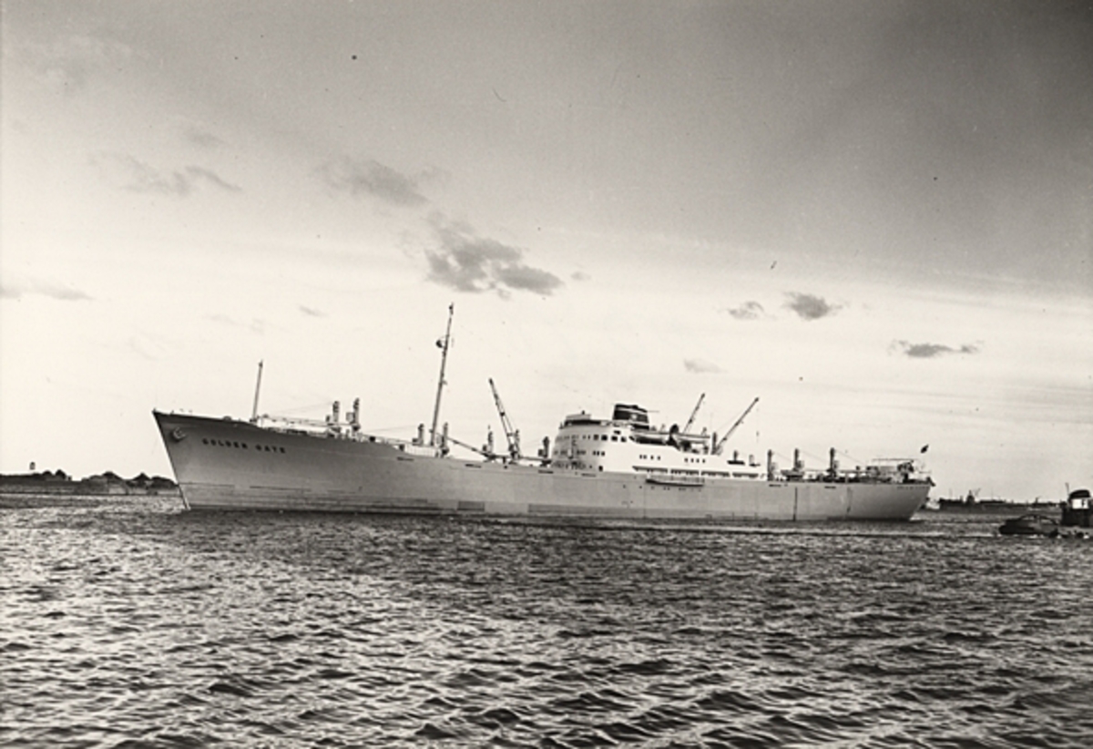 Foto i svartvitt visande lastmotorfartyget "GOLDEN GATE" i Köpenhamn den 1.5.1956.