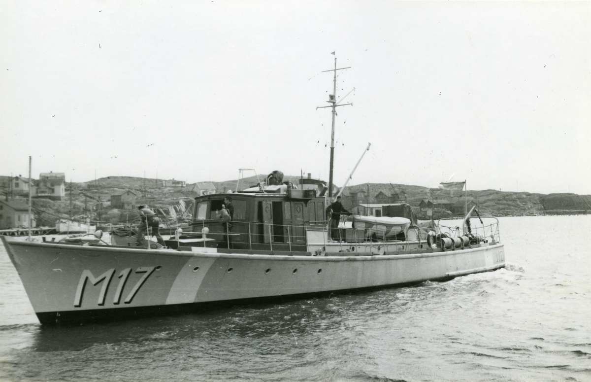 Minsveparen M 17 under sökandet efter u-båten ULVEN.