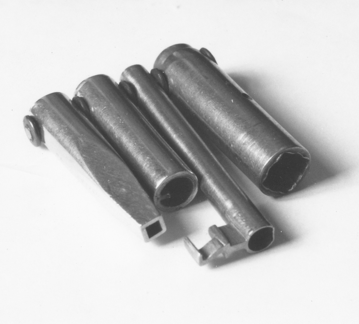 Nycklar, fyra stycken tillverkade av poststationsmästaren Olle Rhodiner i Kil. Nycklarna användes i tjänsten för bruk inne i postkupén och för att öppna postkupéerna.
