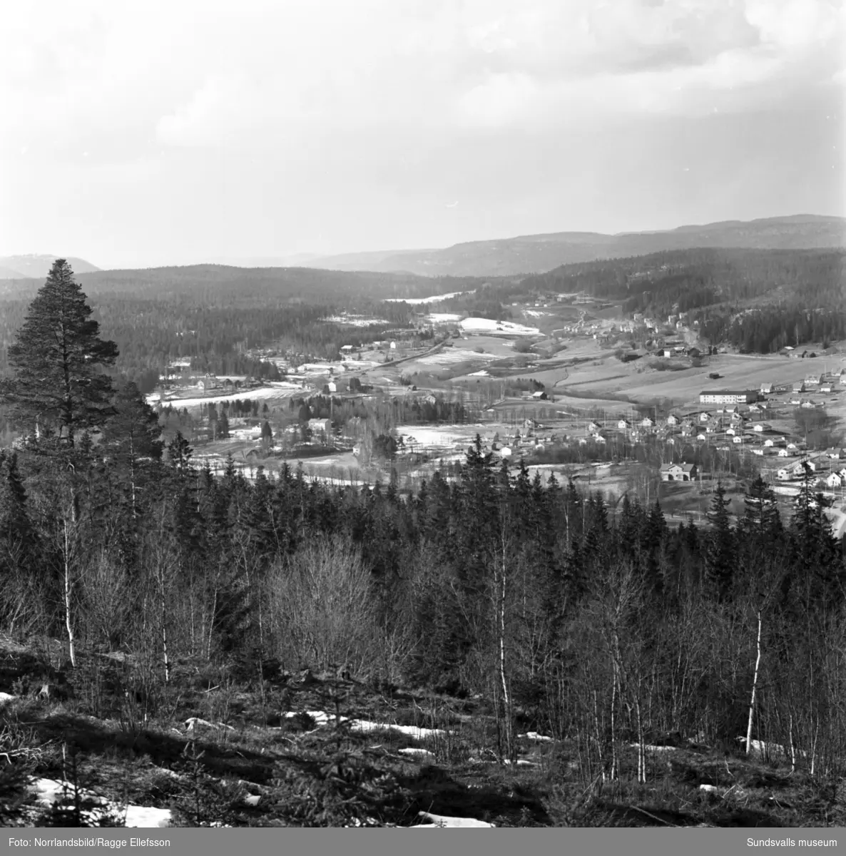 Vyer över Timrådalen, Vävland och kyrkan fotograferat från Skönviksberget.
