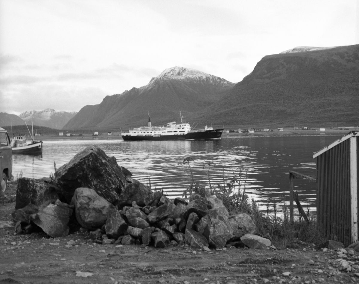 Sortlandssundet med hurtigruta sett fra Brekka på Sortland 1971. Båten til venstre heter Bonny John. Hurtigruta er M/S Nordnorge.