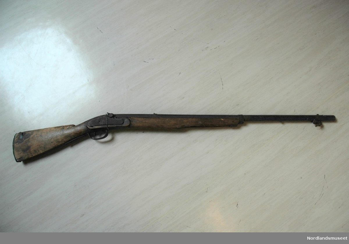 Rifle kaliber 8 mm. Perkusjonsvåpen fra ca 1830-1840

Kolbe er i te, løp og avfyringmekanisme og avtrekker i jern, beslag kolbe samt beslag rundt løp og kolbe i kobber.