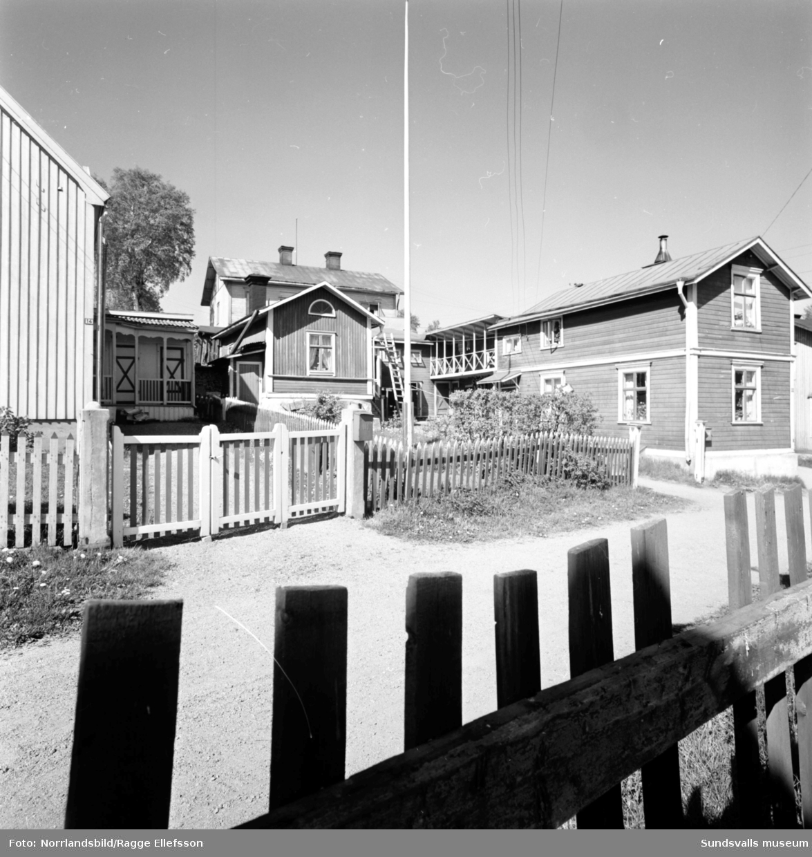 Bilder av den gamla, numera rivna,  bebyggelsen kring Trafikgatan i Skönsberg.