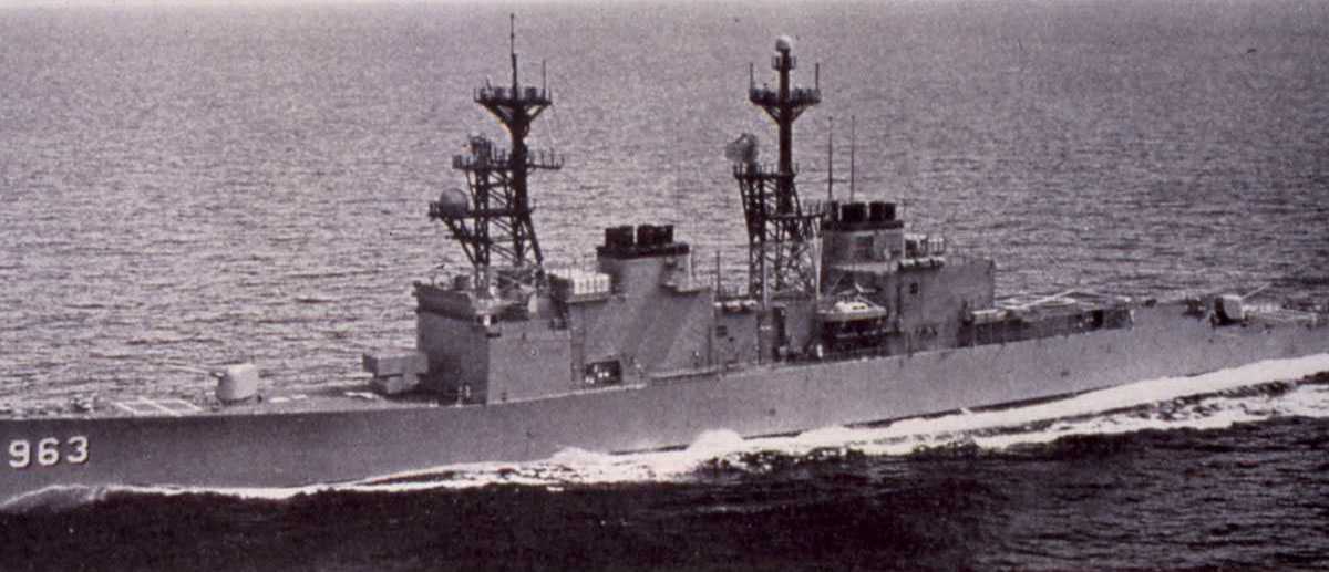 Amerikansk fartøy av Sprunace - klassen som heter Spruance har nr. DD 963.