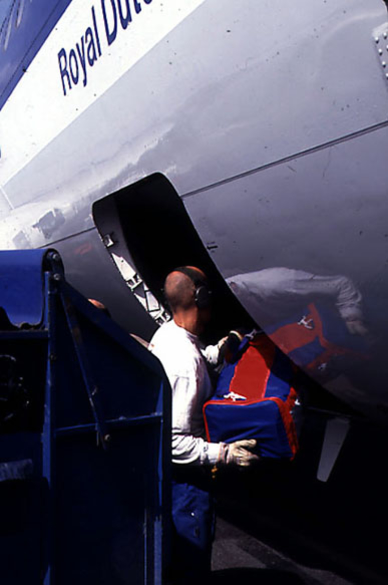 Lufthavn, 1 fly på bakken, Boeing 737-306, PH-BDG fra KLM, Nærbilde fra lasteluka, 1 person laster bagasje inn i flyet.