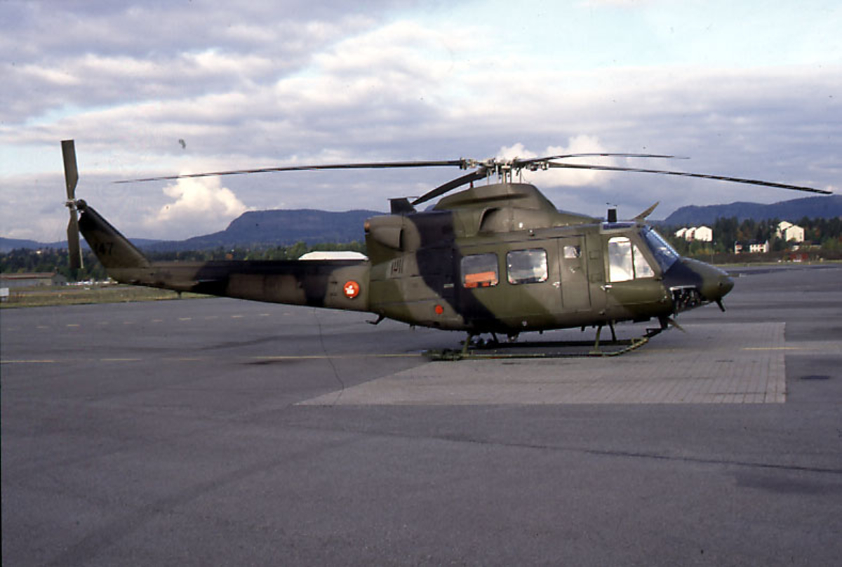 Lufthavn, 1 helikopter, Bell 412, 147 fra RNoAF, på bakken. - Norsk ...