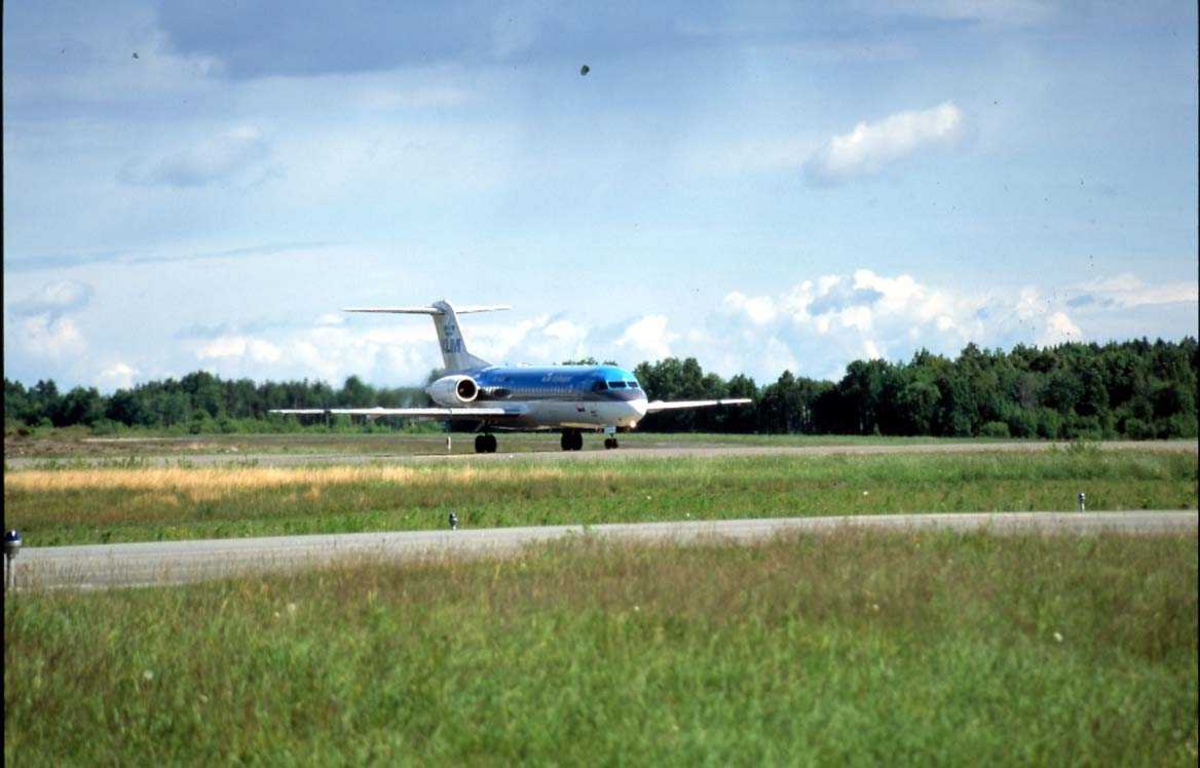 Lufthavn. Ett fly like over bakken, Fokker 70 PH-KZA fra KLM