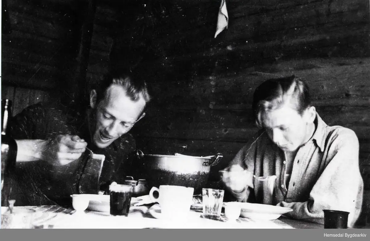 I stølsbua til Viljugrein på Kljåen i Hemsedal i 1941.
Frontkjemparar heldt til her ei tid.