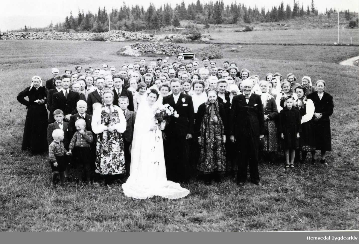 Bryllaupet til Ragnhild, fødd Thorset, og Per Rundtop i 1947.
Fotografiet er teke på garden Thorset, 61.4, i Hemsedal i 1947.