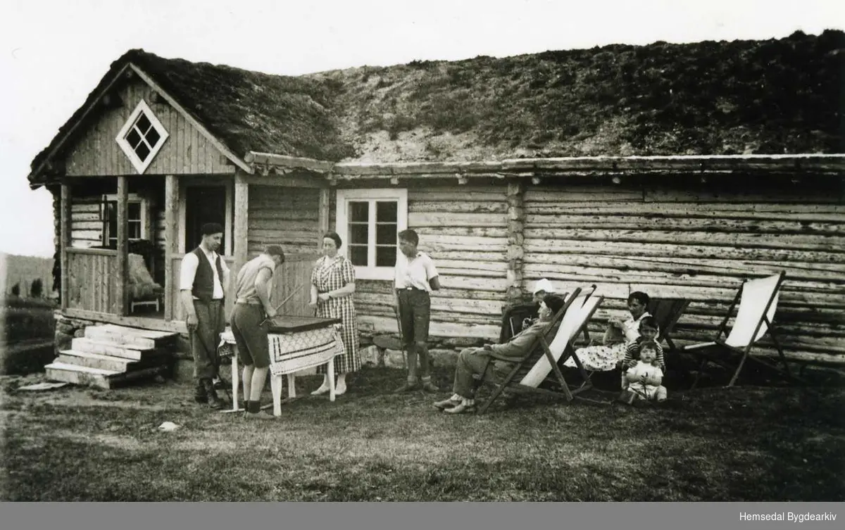 Byfolk ved hytta på Flatenvollen (Flatovølle, dialekt) i Hemsedal, ca. 1935
