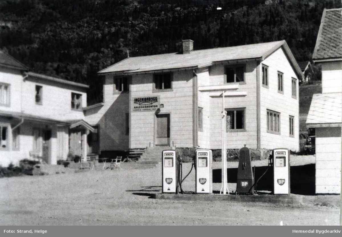 Ingeniørbygg hadde anleggskontor på Fossheim Hotell på Ulsåk i Hemsedal under kraftutbygginga oktober 1956 til desember 1959.