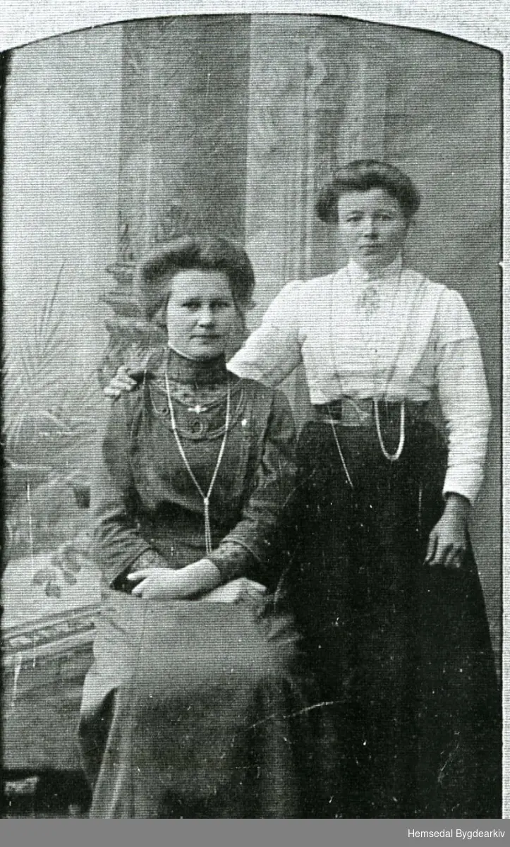Frå venstre: Kari Huso, fødd 1894 og Birgit Brandvold, fødd Grøndalshaugen - båe frå Hemsedal.